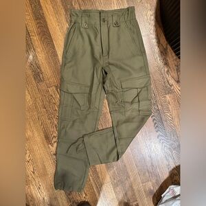Banana Republic women’s Green Cargo Pants